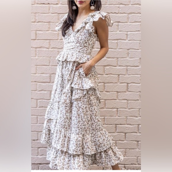 En Saison Dresses & Skirts - ❤️ EN SAISON Gianna Floral Ruffle Smocked Dress with cutout Back. Size:M